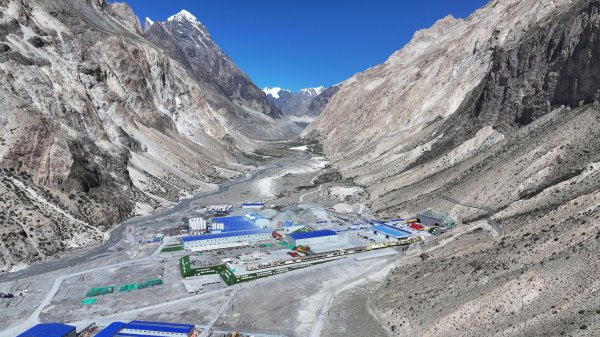 配资正规配资门户 国内首条正穿冰川一级公路隧道，单日掘进刷新世界纪录