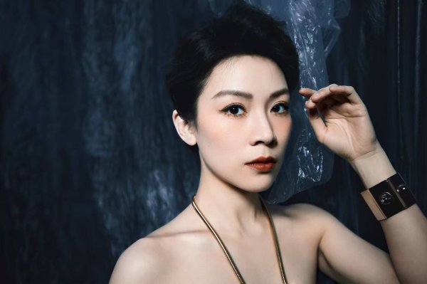 炒股配资基础知识 梁翠珊携《上海女儿》启程 亮相第50届香港国际电影节